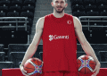 Socios.com的著名篮球运动员SinasdfsnGüler进攻