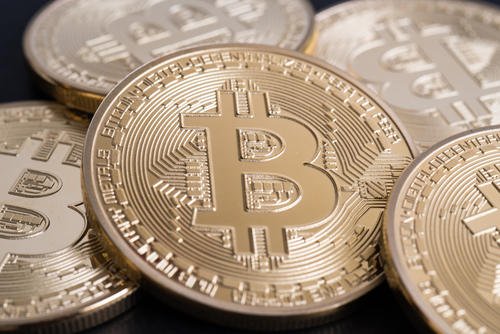 为什么比特币价格在每周收盘前飙升至7,000美元