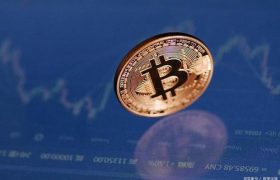 普通人怎么玩比特币？30个比特币值多少钱？