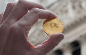 华尔街玩家关注比特币的安全性和波动性