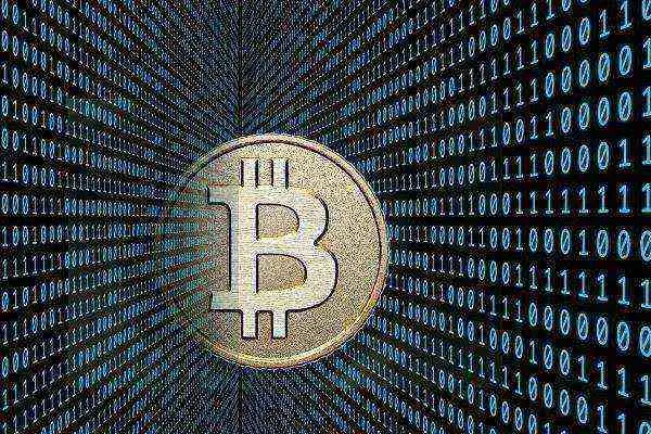 在长期横盘整理后，比特币 (BTC) 跌破区间低点